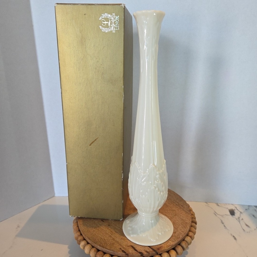 LENOX BUD VASE‎ 10 3/4 Cream Colored EXCELLENT CONDITION Raised Porcelain